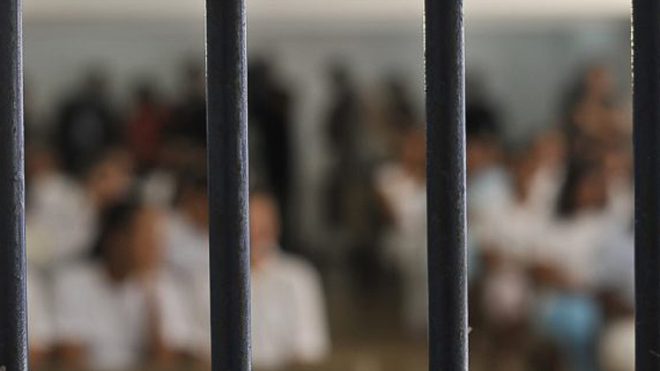 Avanço da covid-19 entre a população carcerária é monitorada por grupo de educadores da FEUSP