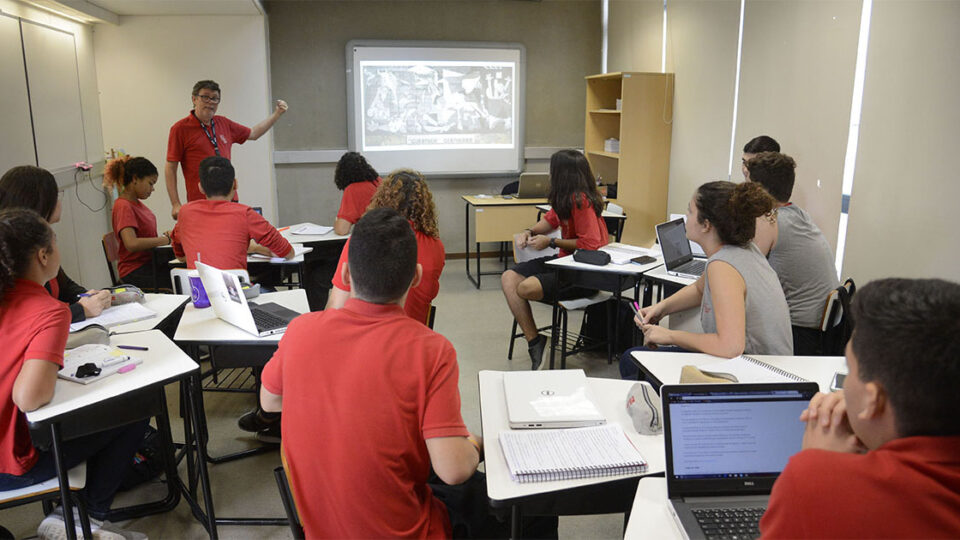 “Ensino Médio noturno é essencial para que jovens possam se manter no estudo”, pelo Prof. Daniel Cara, da FEUSP, no Jornal da USP