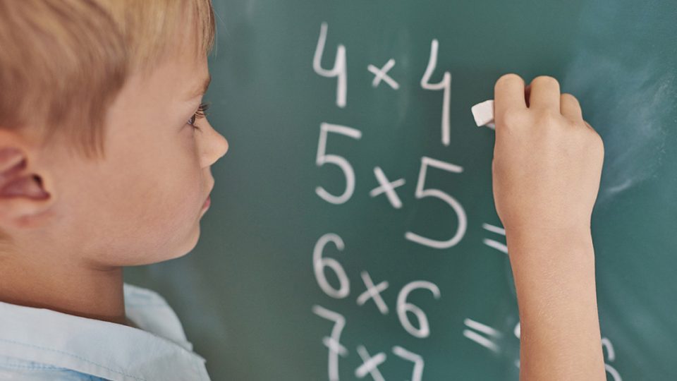 “Incentivar a individualidade do aluno auxilia na aprendizagem da matemática”, pela Profa. Raquel Milani, da FEUSP, no Jornal da USP