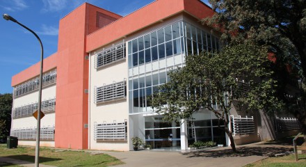 Vista externa da Faculdade de Educação com edifício da Biblioteca em primeiro plano