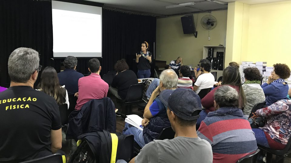 Escola da rede municipal com ensino médio recebe professora Cláudia Galian para discussão sobre a BNCC