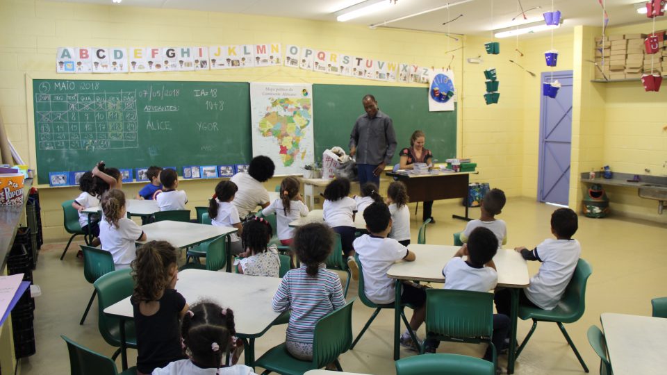 Professor de Moçambique conversa com as crianças da escola campo EMEI Carolina Maria de Jesus