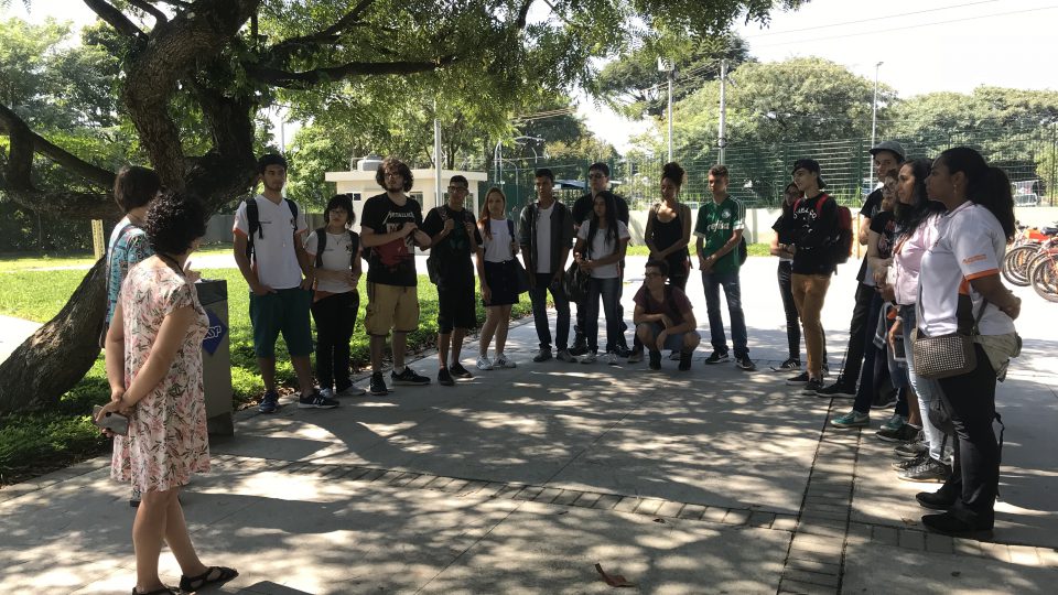 Estudantes de ETEC visitam cidade universitária